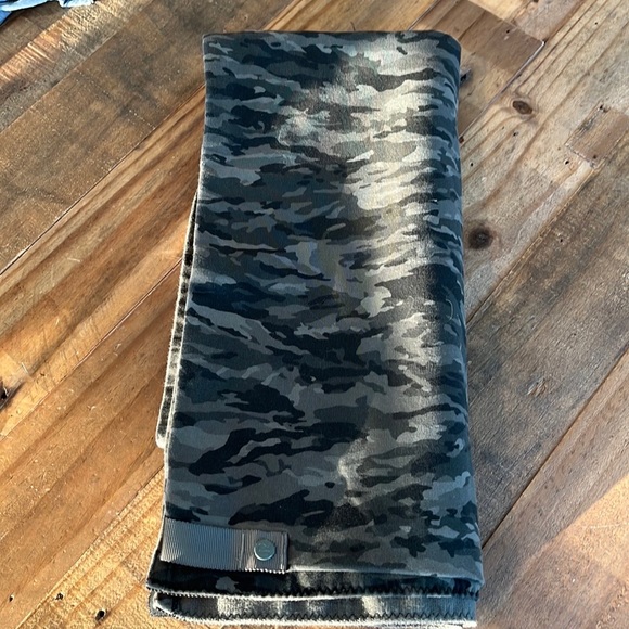 Lululemon Camo Vinyasa Scarf - Picture 5 of 7